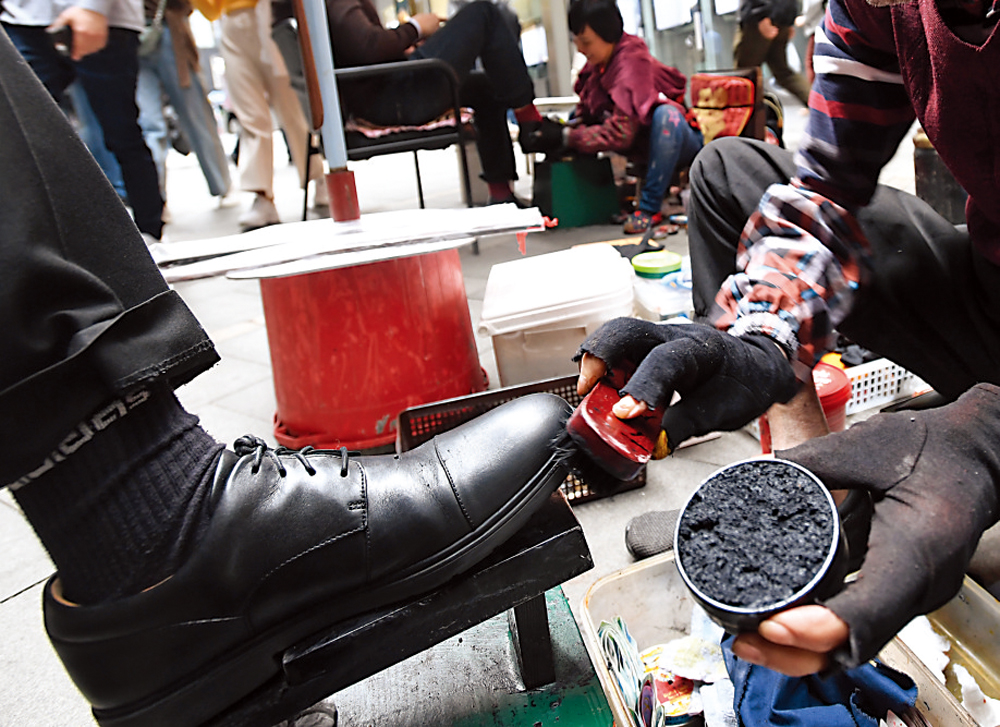 　　圖：早已式微的擦鞋業，遇上持續的暴亂「趕客」，生意更難做