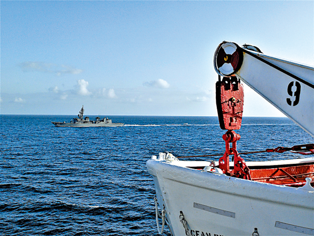 　　圖：國際軍艦為郵輪護航