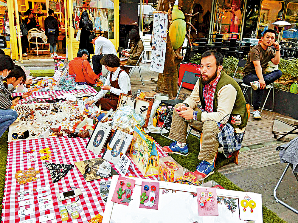 　　圖：逛周末市集已成為香港年輕人熱衷到深圳遊玩的新選擇，可以邊尋寶，邊品嘗手工美食。圖為華僑城創意文化園市集一角