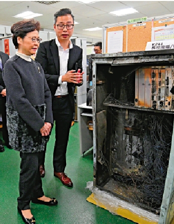 　　圖：林鄭月娥到訪機電工程署和運輸署，了解該兩個部門為應對近月示威和破壞行為所採取的措施和善後工作