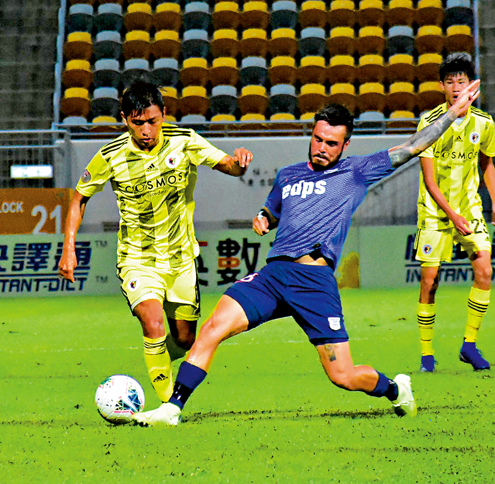 　　圖：傑志林恩許（右）攔截飛馬陳曉鋒的腳下球\大公報記者張銳攝