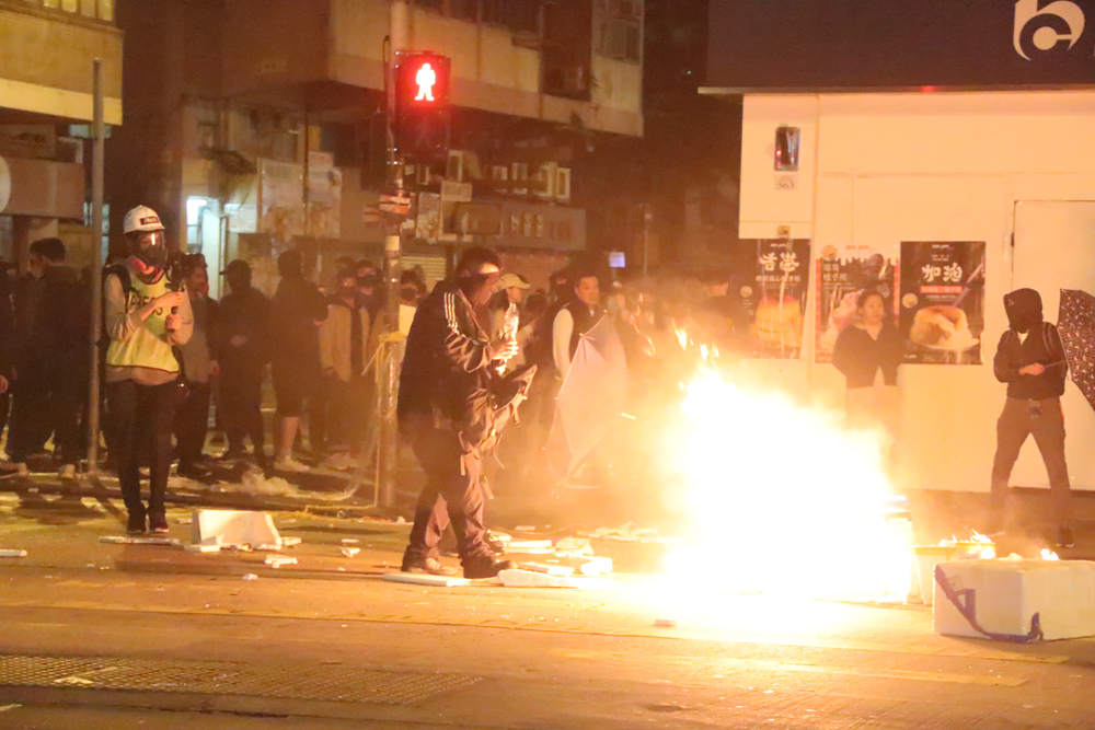 　　圖：踏入跨年之時，有暴徒在彌敦道大肆焚燒雜物，街頭火光熊熊\大公報調查組攝