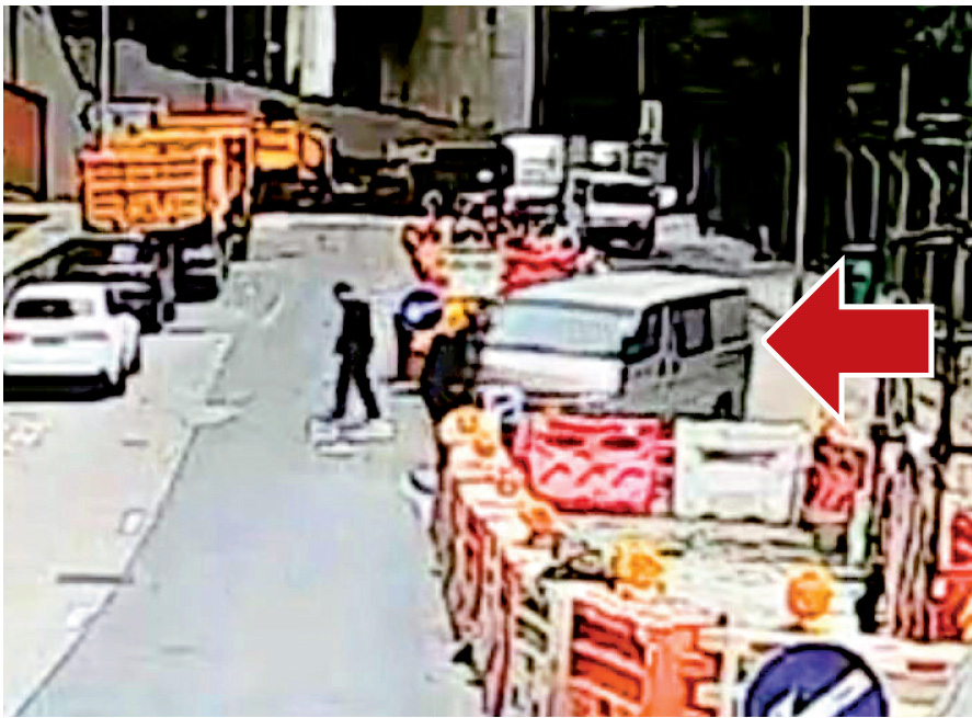 　　圖：現場片段可見肇事客貨車失控撞向過馬路途人（紅箭嘴示）