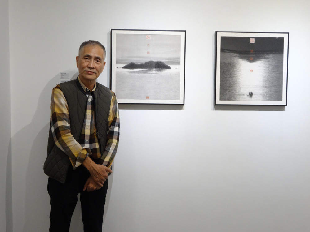 　　圖：香港畫家黃孝逵，其旁為《清水居》系列畫作/大公報記者劉毅攝