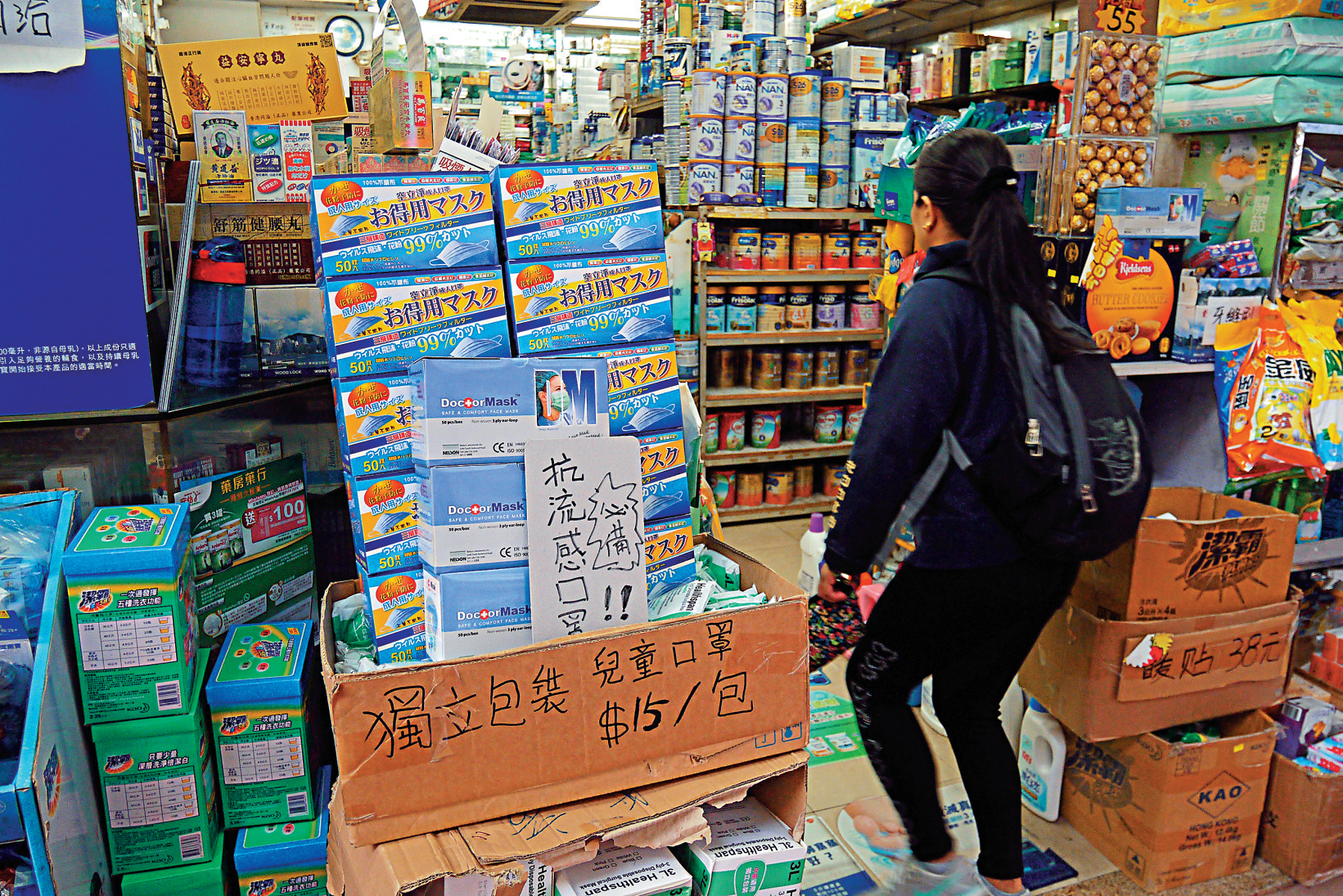 　　圖：因應顧客需求，有藥房把口罩放在店前當眼處售賣