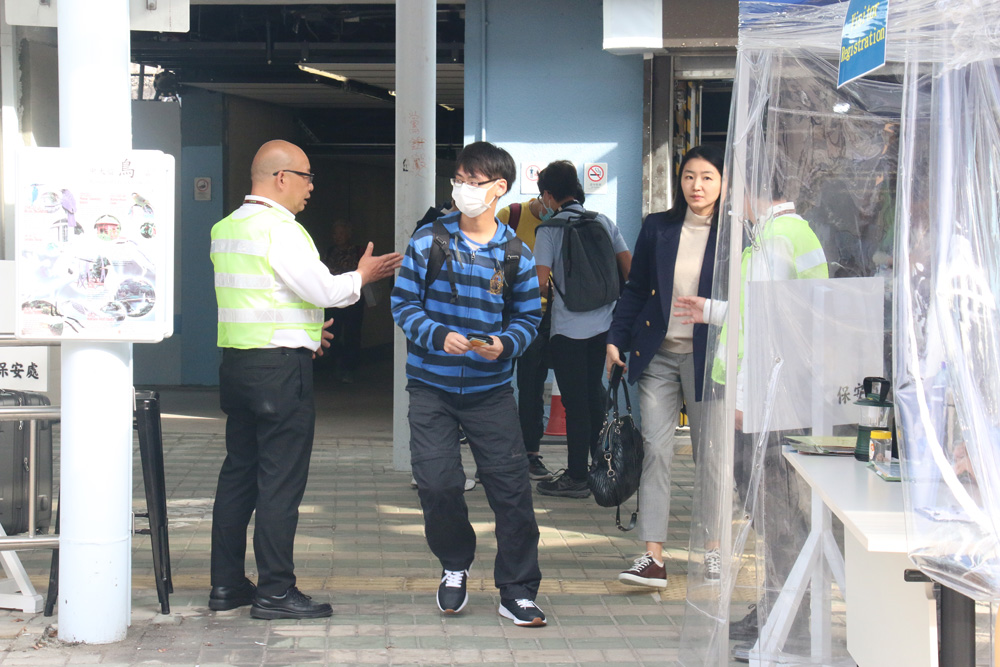 　　圖：中大在港鐵大學站旁的校園入口，用鐵馬架設閘口，有十多名保安員看守