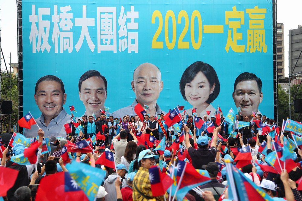 　　圖：距離大選剩下不到一周時間，國民黨大選候選人韓國瑜日前現身新北板橋造勢會場，台下大批支持者揮旗，高呼「凍蒜」\中央社