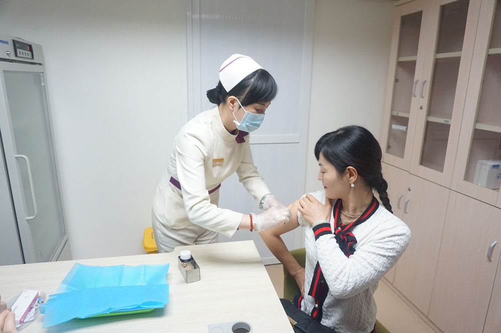 　　圖：一位廣州市民在接種疫苗\大公報記者敖敏輝攝