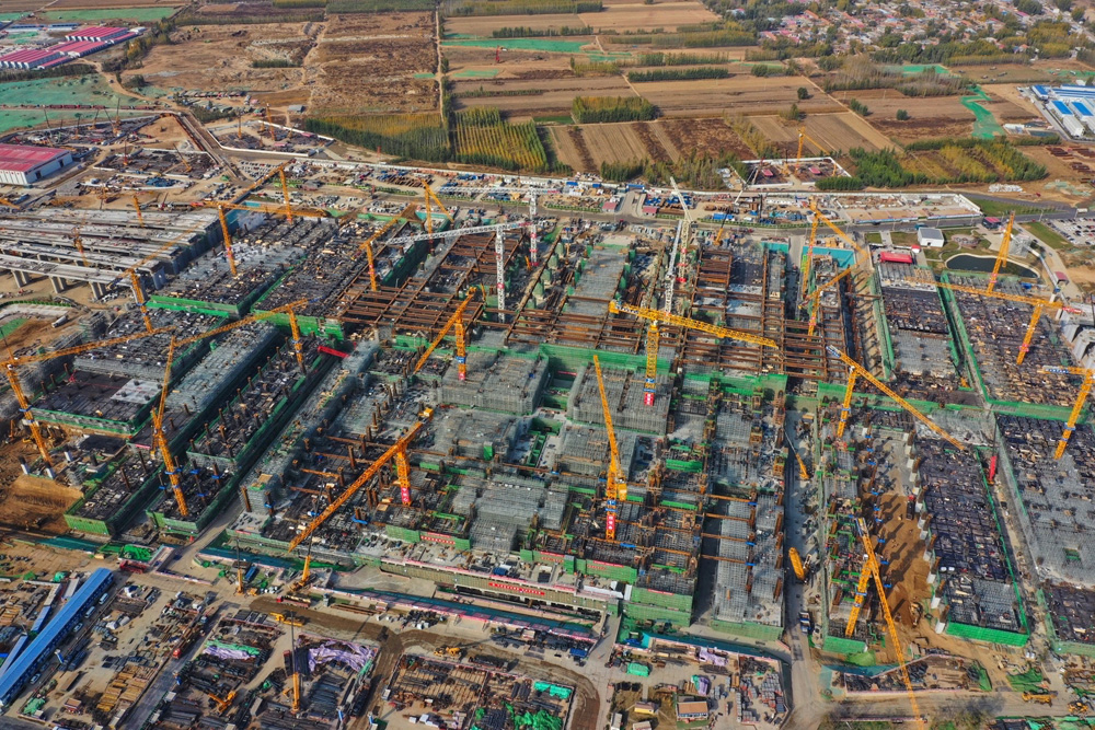   圖：去年河北雄安新區67個重點項目開工建設。圖為京雄鐵路雄安站施工現場