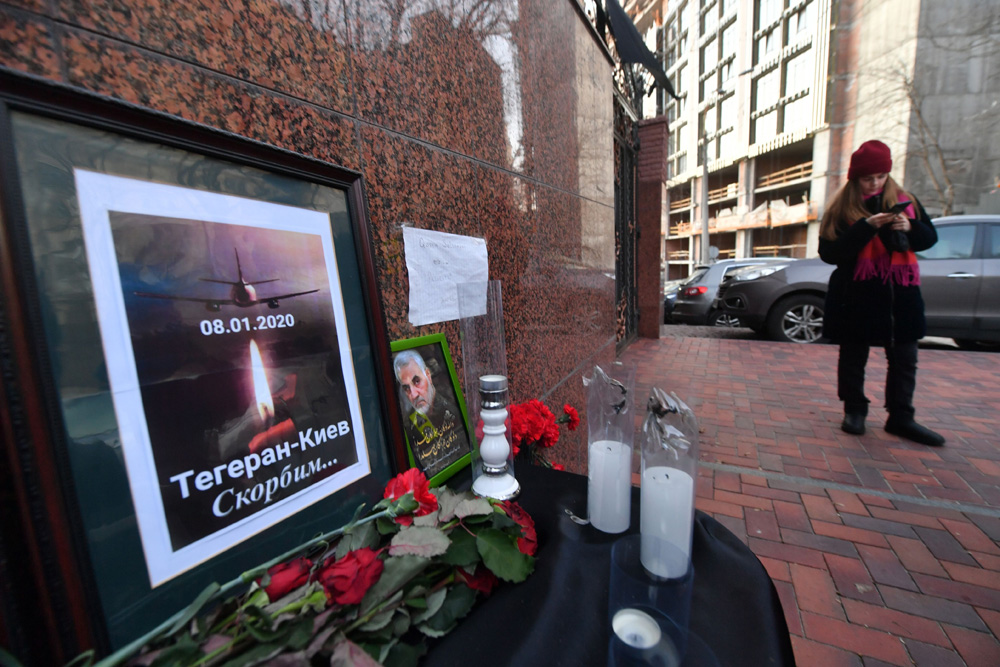 　　圖：有民眾在伊朗駐基輔大使館外悼念遇難者\法新社