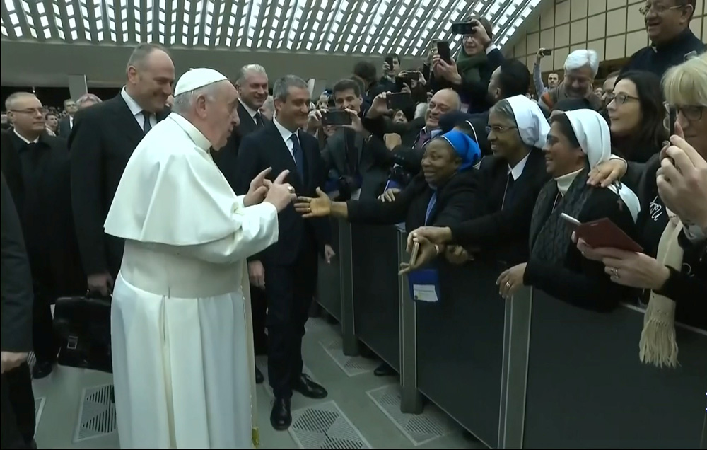 　　圖：方濟各8日答應親吻祝福修女，開玩笑要求「不可咬我」\路透社