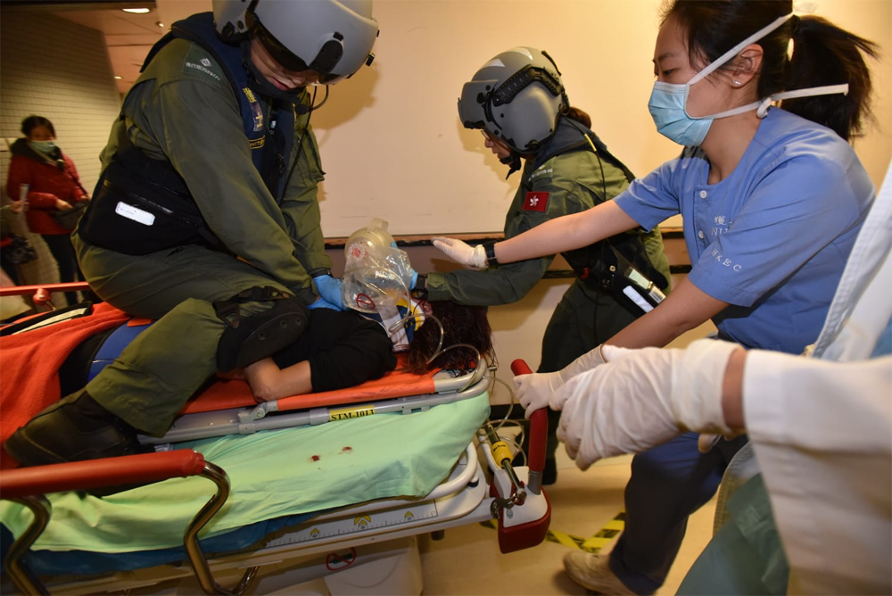 　　圖：飛行醫生曾為事主心外壓急救