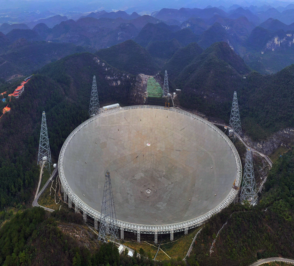 　　圖：11日，被譽為「中國天眼」的500米口徑球面射電望遠鏡通過國家驗收正式開放運行/新華社