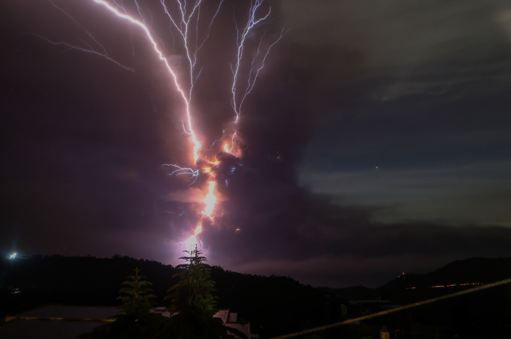 　　圖：塔爾火山爆發時伴有閃電，場面十分震撼/新華社