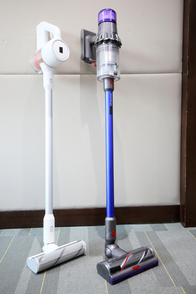 　　圖：消委會測試發現，售價近六千元的Dyson（右）與千六元的國貨小米產無線吸塵器（左）僅差半星/大公報記者馬丁攝