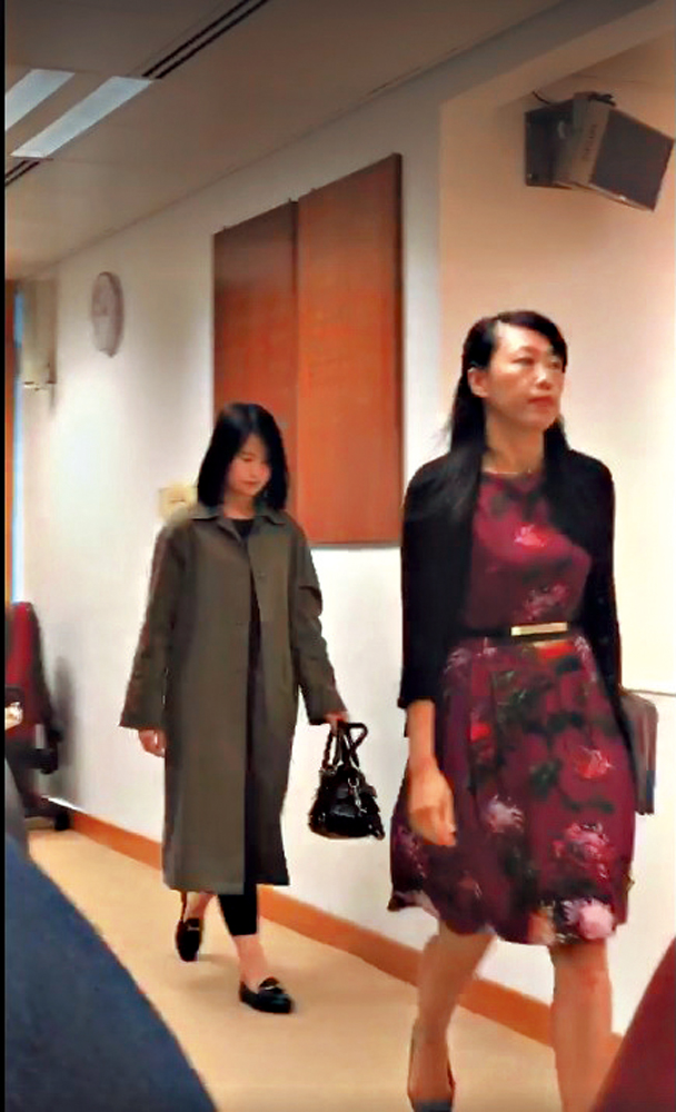 　　圖：大埔民政事務專員陳巧敏（右）與秘書處及民政署職員離席\網上圖片