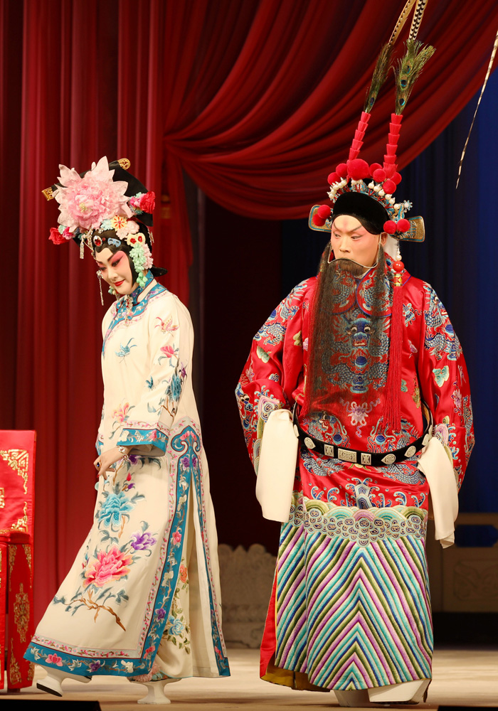 　　圖：凌珂（右）與王艷聯袂上演《四郎探母》/大公報記者宋偉攝