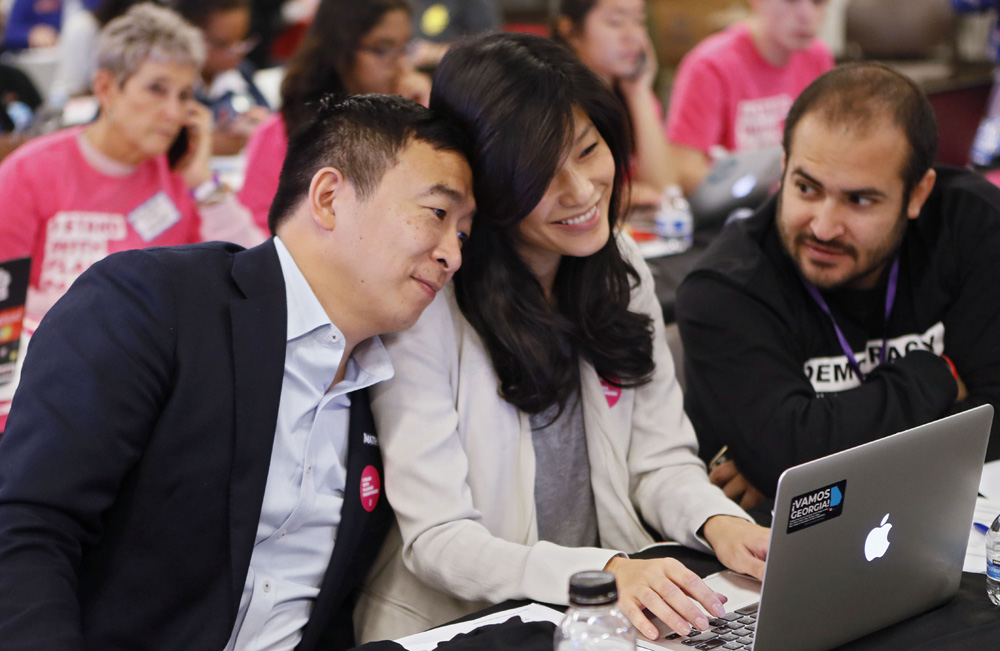 　　圖：美國2020總統大選民主黨參選人楊安澤和妻子盧艾玲（右）\美聯社