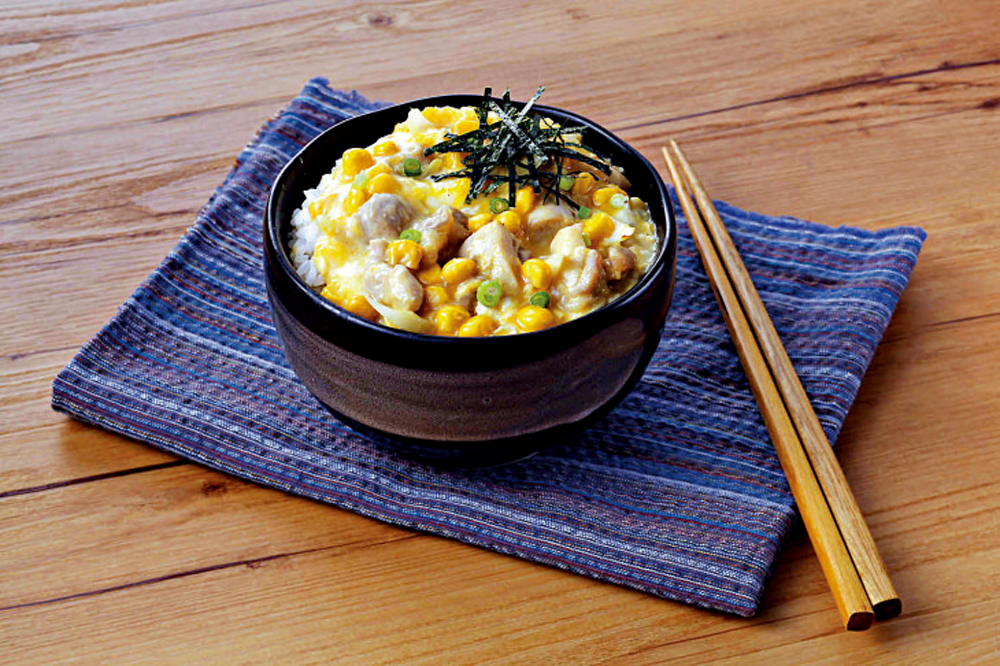 　　圖：粟米與米一起進食，營養價值將會提高，圖為粟米雞肉飯