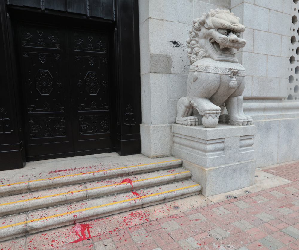 　　圖：中國銀行大廈大門及門前石獅子被漆彈染污