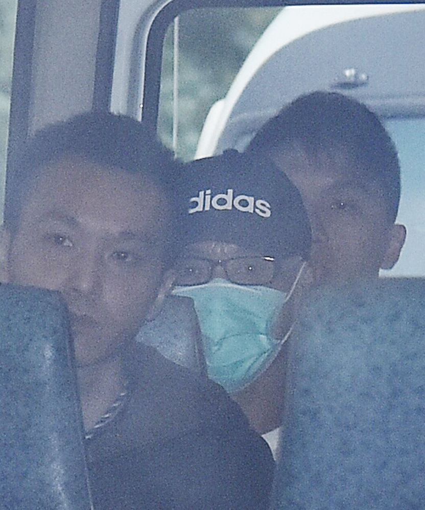 　　圖：季炳雄（中）前日刑滿出獄，隨即由香港執法人員陪同下乘搭航班前往美國