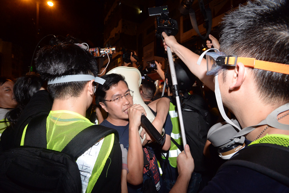 　　圖：區諾軒（左圖）去年七月在旺角騷亂期間使用「大聲公」，令警司高振邦（右圖）聽力受損