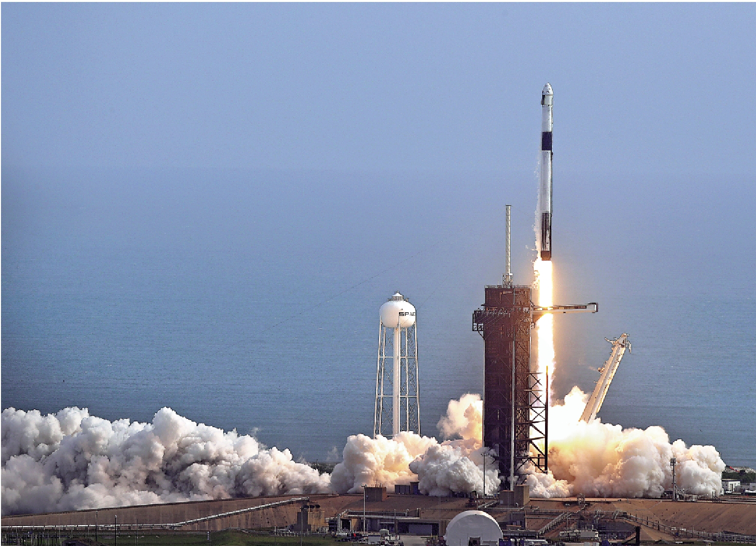 　　圖：「獵鷹9號」火箭19日載着「載人龍飛船」升空\美聯社