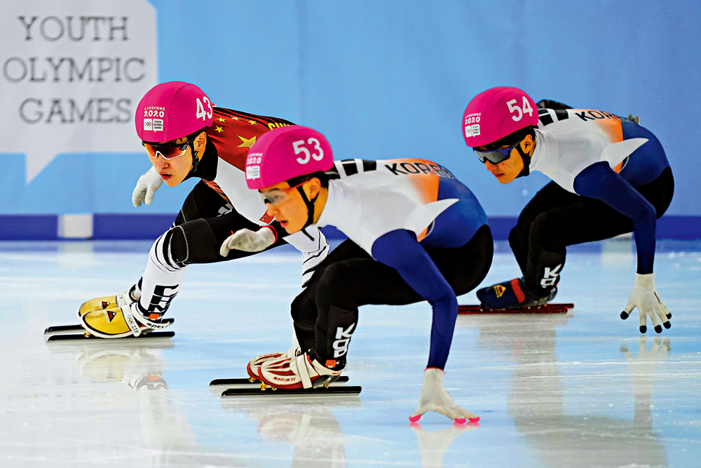 　　圖：中國選手張添翼（左）在決賽中\新華社