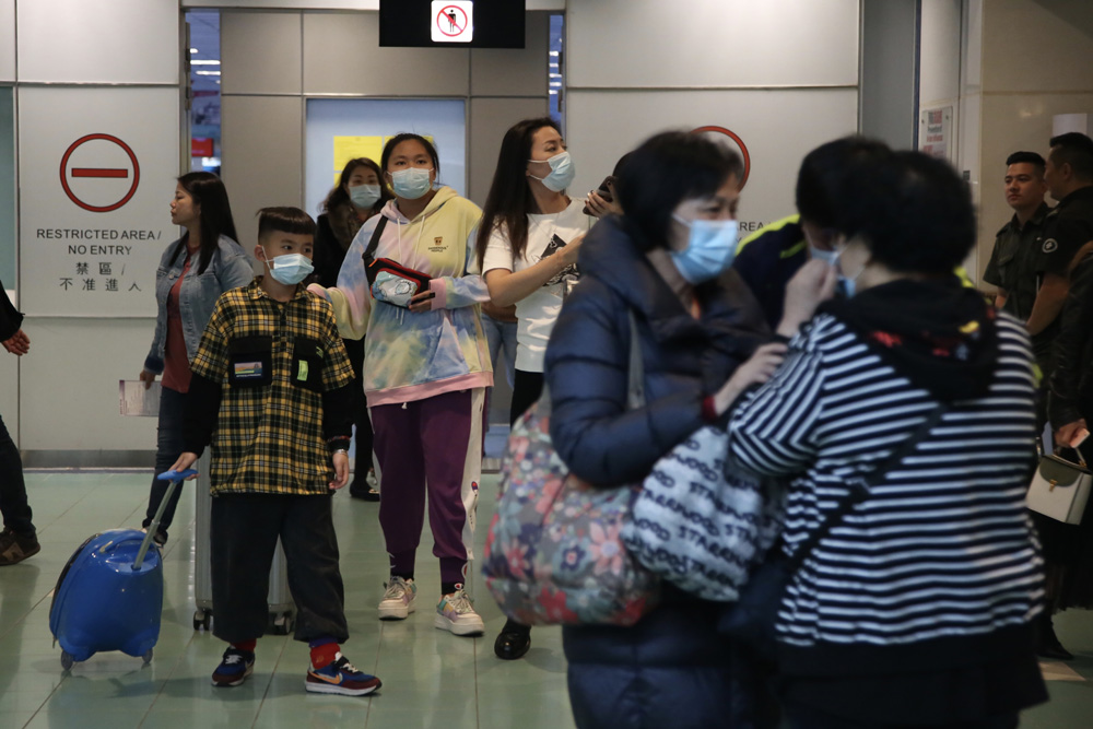 　　圖：在上環港澳碼頭，不少出發前往澳門的旅客都戴上口罩  大公報記者攝