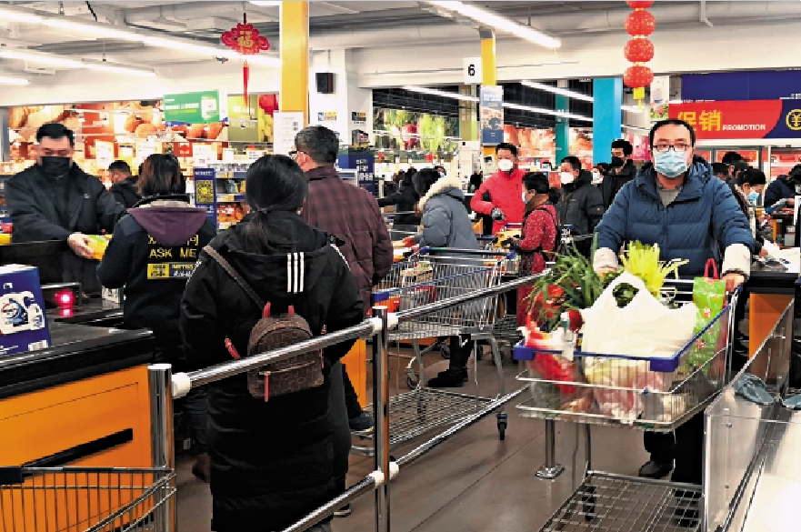 　　圖：武漢「封城」首天，武漢礄口區麥德龍超市收銀處大排長龍\大公報記者俞鯤攝