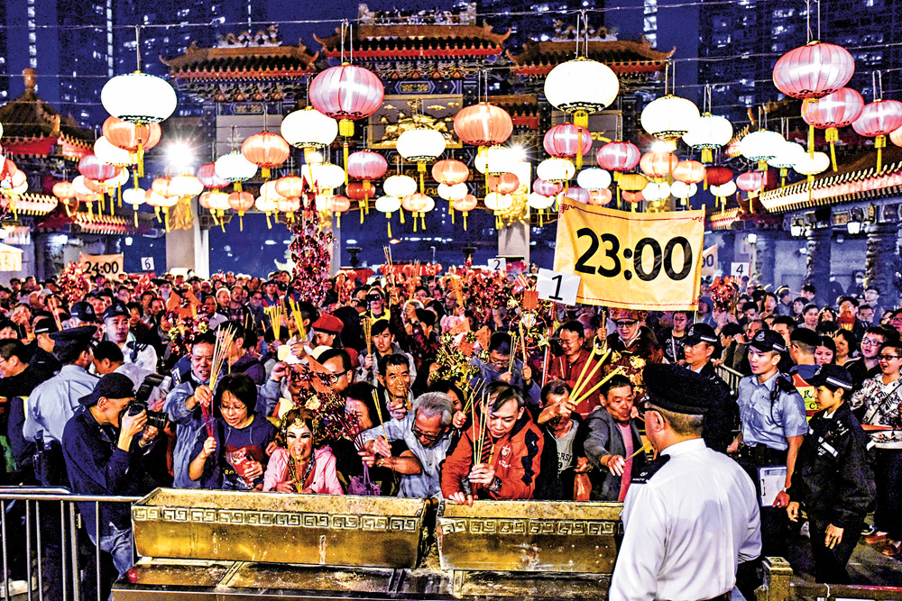 　　圖：黃大仙祠今晚舉行「頭炷香」活動，呼籲市民若有不適切勿前往。圖為去年黃大仙祠上頭炷香墟冚情況
