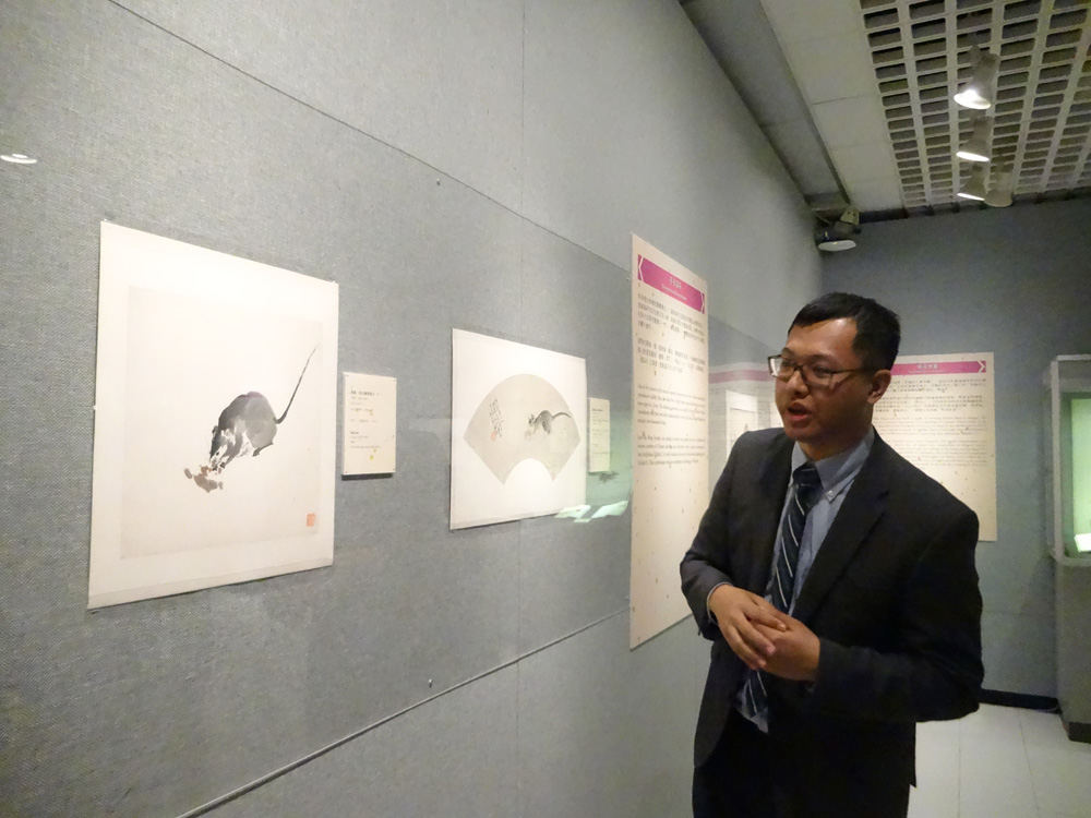 　　圖：童宇介紹「庚子說鼠」生肖展展品/大公報記者劉毅攝