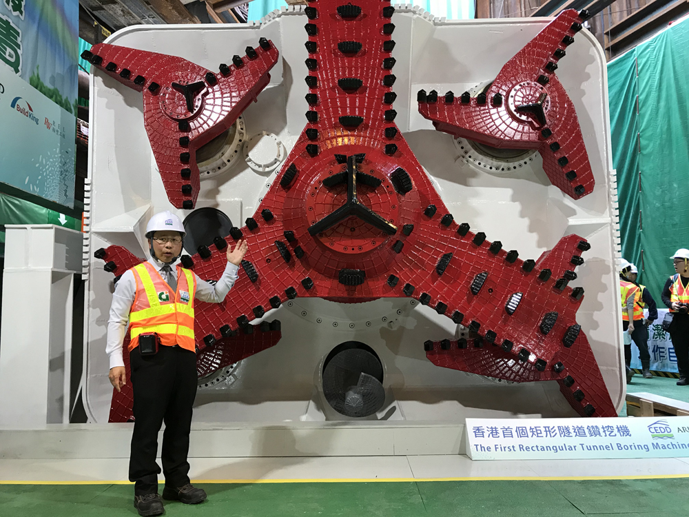 　　圖：土木署引入香港首個矩形隧道鑽挖機，連接啟德發展區至彩虹邨的行人隧道最快農曆年後動工