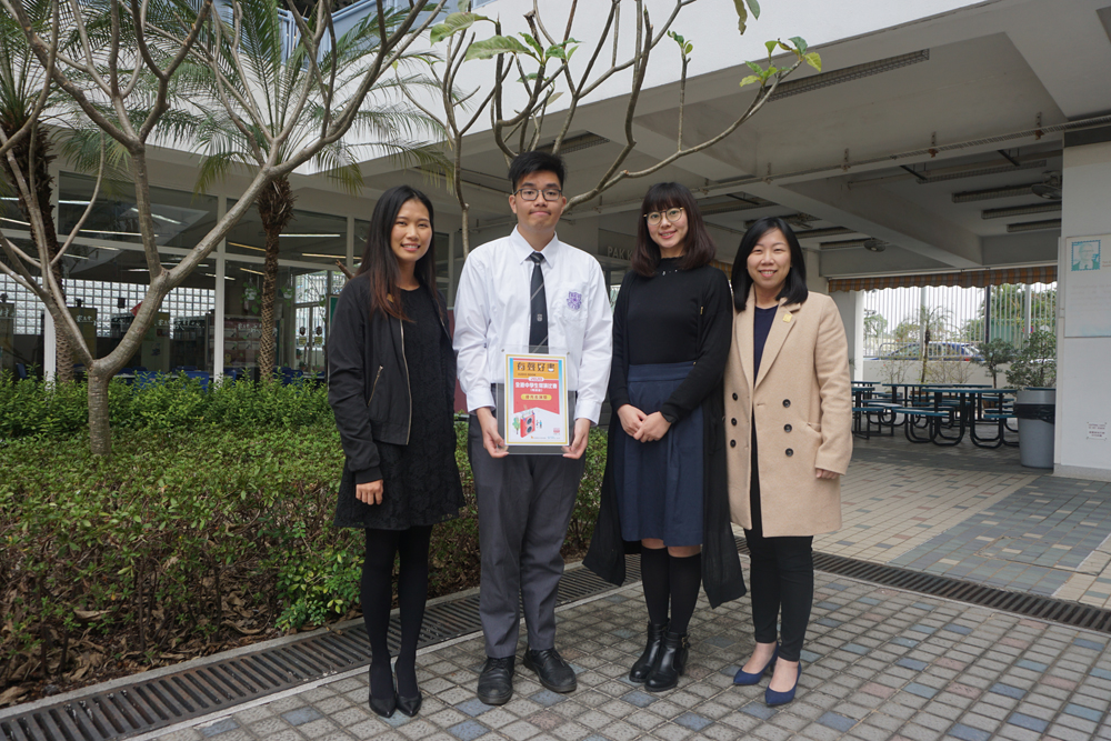 　　圖：尹智軒的指導老師馬老師（左一）讚智軒十分努力，為人精靈\大公報記者黎慧怡攝