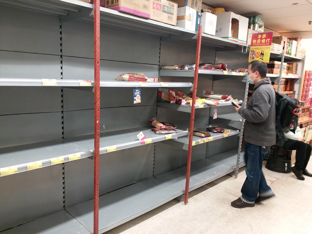 　　圖：各區超市昨擺放食米的貨架，幾乎被搶購一空