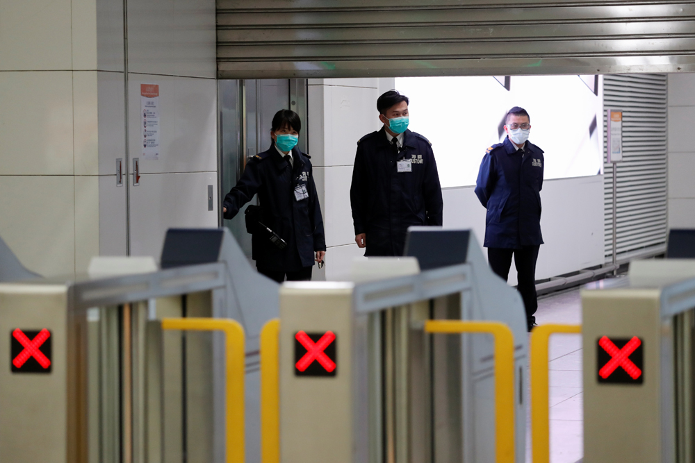 　　圖：香港西九龍高鐵站昨日凌晨零時起暫停服務\路透社