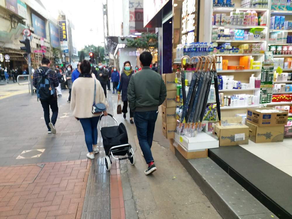 　　圖：一對年輕夫婦在灣仔及銅鑼灣猶如「野外定向」般到處尋找口罩蹤跡