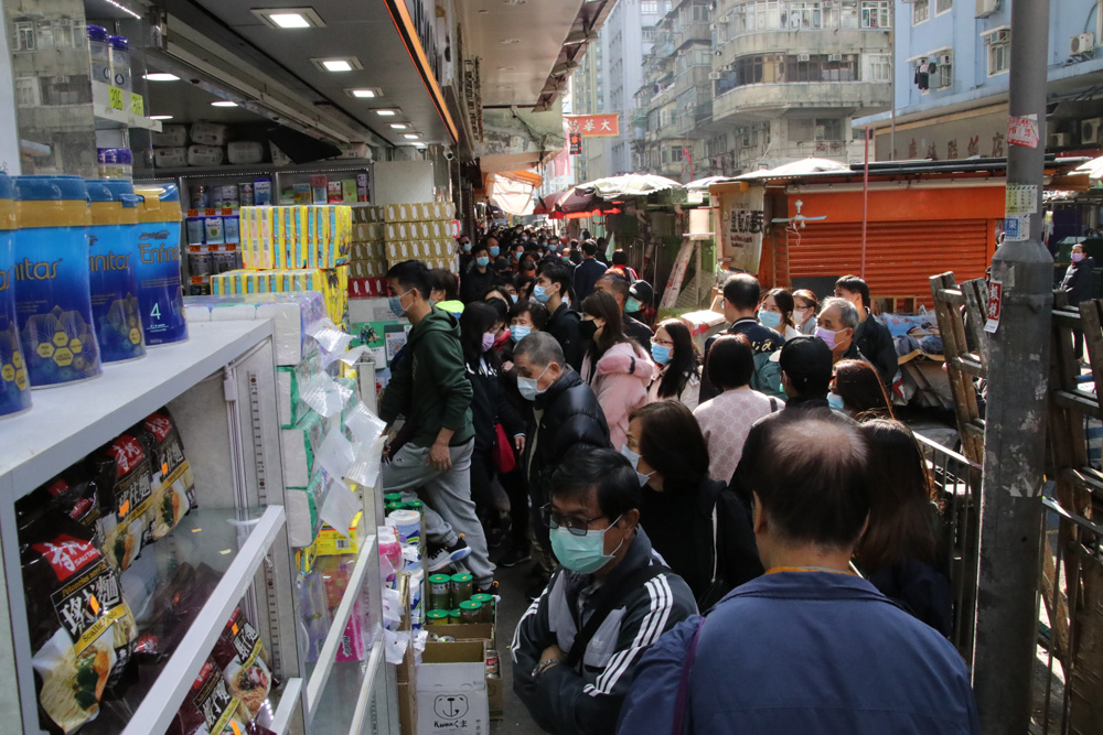 　　圖：深水埗有藥房以「85蚊」招徠，吸引大批市民排隊購買天價口罩\大公報調查組攝