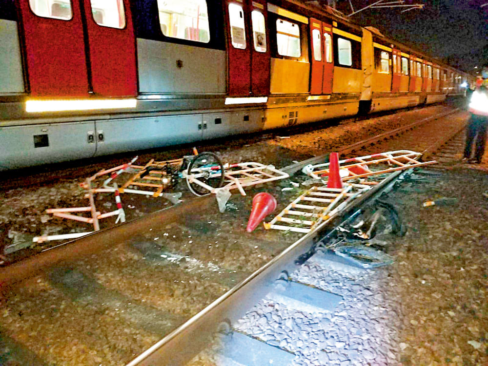 　　圖：暴徒在港鐵太和站附近投擲單車及地盤圍欄等雜物落路軌，企圖阻塞鐵路運作\港鐵圖片