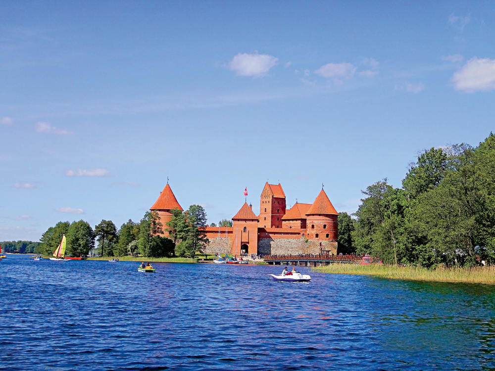 　　圖：特拉凱古堡佇立在綠湖之央/作者供圖