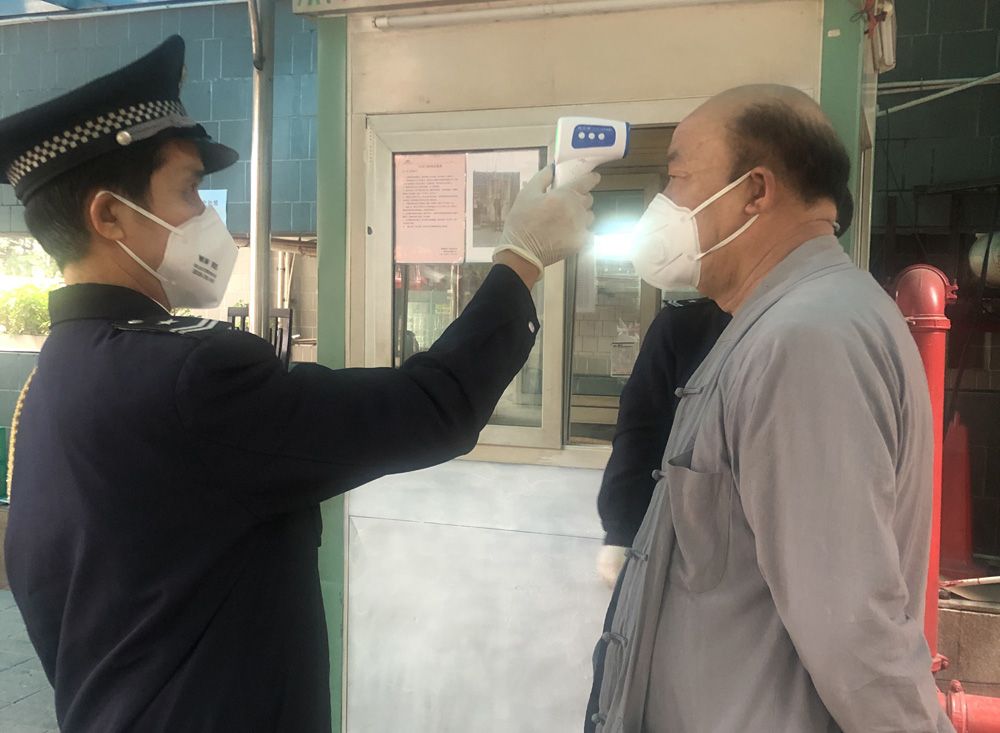 　　圖：在廣州的小區，居民出入均需測量體溫，外來人員拒入\大公報記者方俊明攝