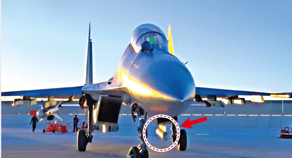 　　圖：央視近日發布的空軍影片中，殲-16戰機左側進氣道下掛載了「鷹隼-2」（圓圈）\視頻截圖
