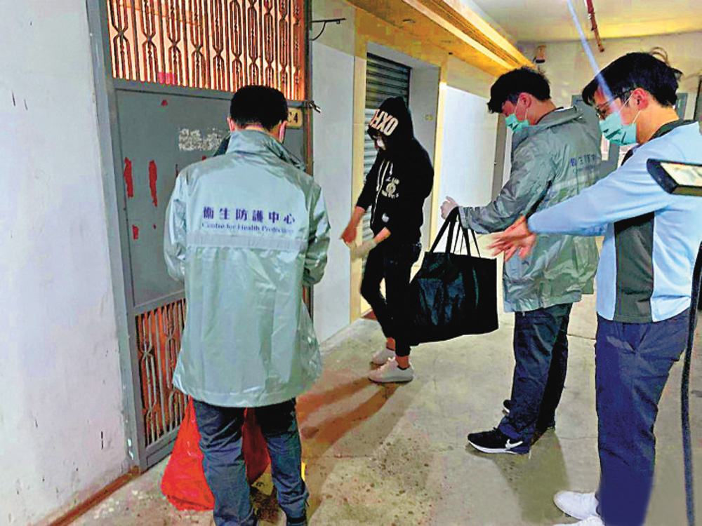 　　圖：衛生防護中心人員本月9日到涉事Lento Party Room檢走樣本化驗