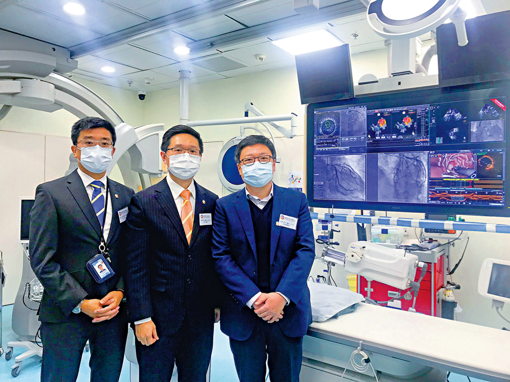 　　圖：香港亞洲心臟中心主任林逸賢醫生（右）表示，「暖心行動」即日起至疫情結束前都生效，病人預約後最快翌日或可進行手術