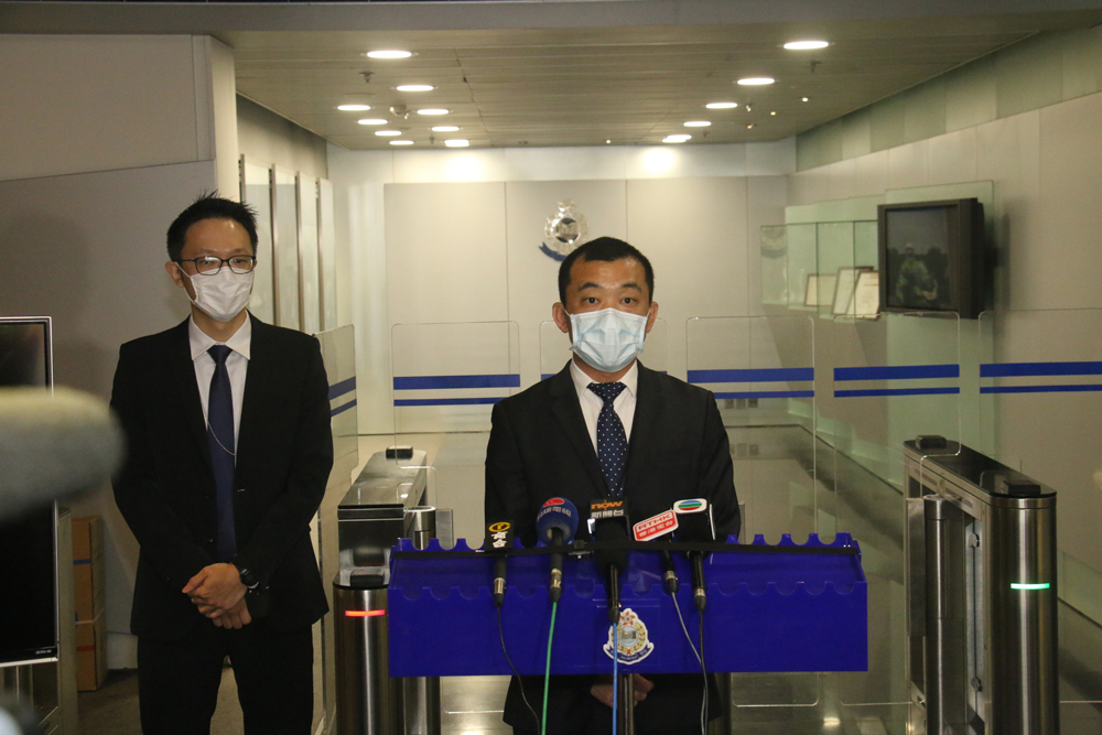 　　圖：大嶼山警區助理指揮官（刑事）常俊傑總督察（右）表示，逾千人誤中網售口罩騙局，左為警方網絡安全及科技罪案調查科蕭政廉總督察