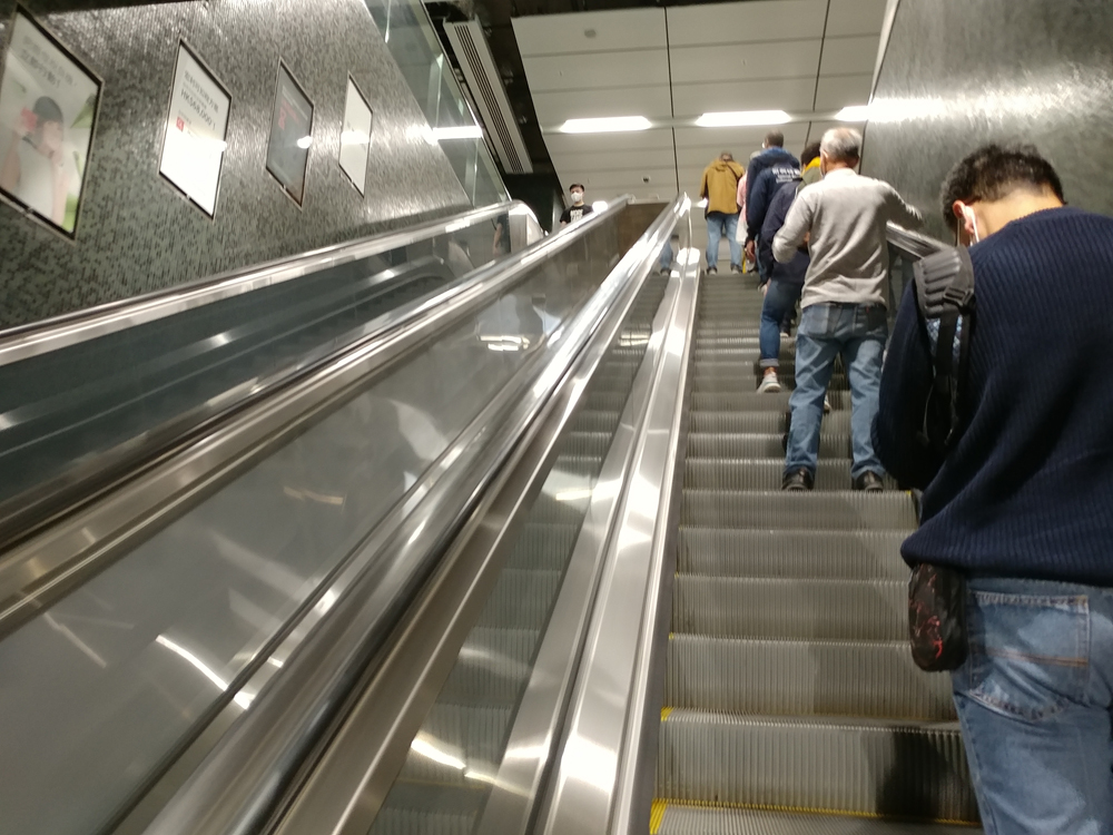 　　圖：鑽石山站新月台通往上層的扶手電梯超長，一旦故障乘客便要走「長命樓梯」