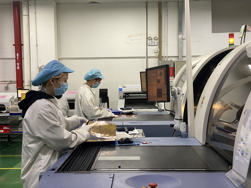 　　圖：南沙多措幫助當地企業復工復產。圖為安捷利（番禺）電子實業公司返崗員工在生產線上作業\大公報記者黃寶儀攝