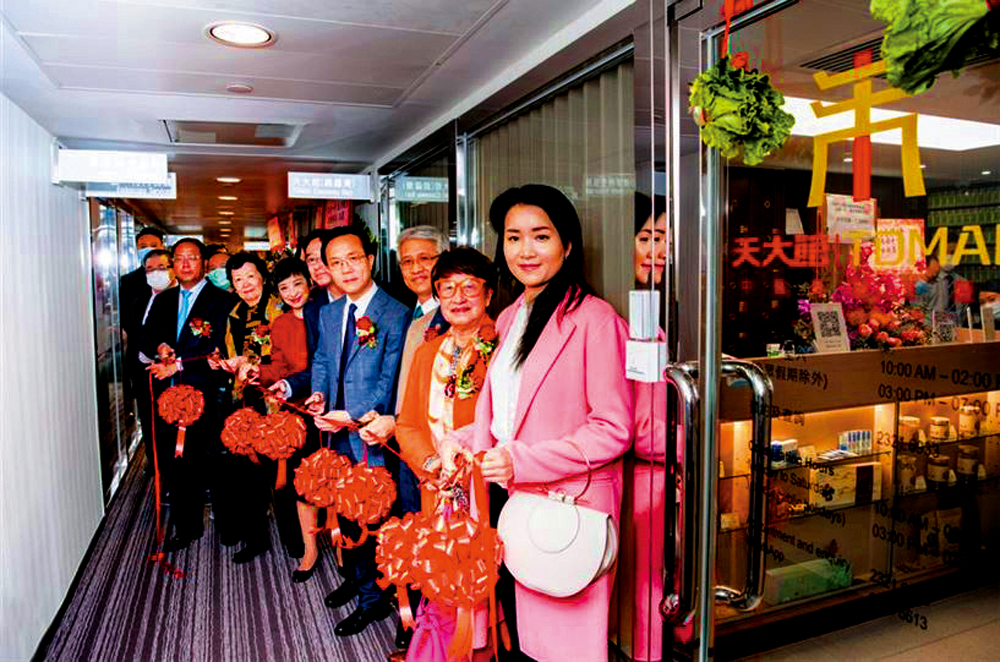 　　圖：（右起）楊明霞、林貝聿嘉、陳仿陽、方文權、高永文、吳文華、雷素心、黃向墨為儀式剪綵