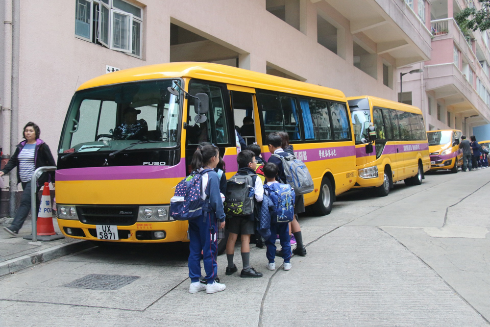 　　圖：新冠肺炎疫情持續，全港中、小學和幼稚園再延長停課，校車司機繼續冇工開，逾萬名司機及保姆被迫停工/資料圖片