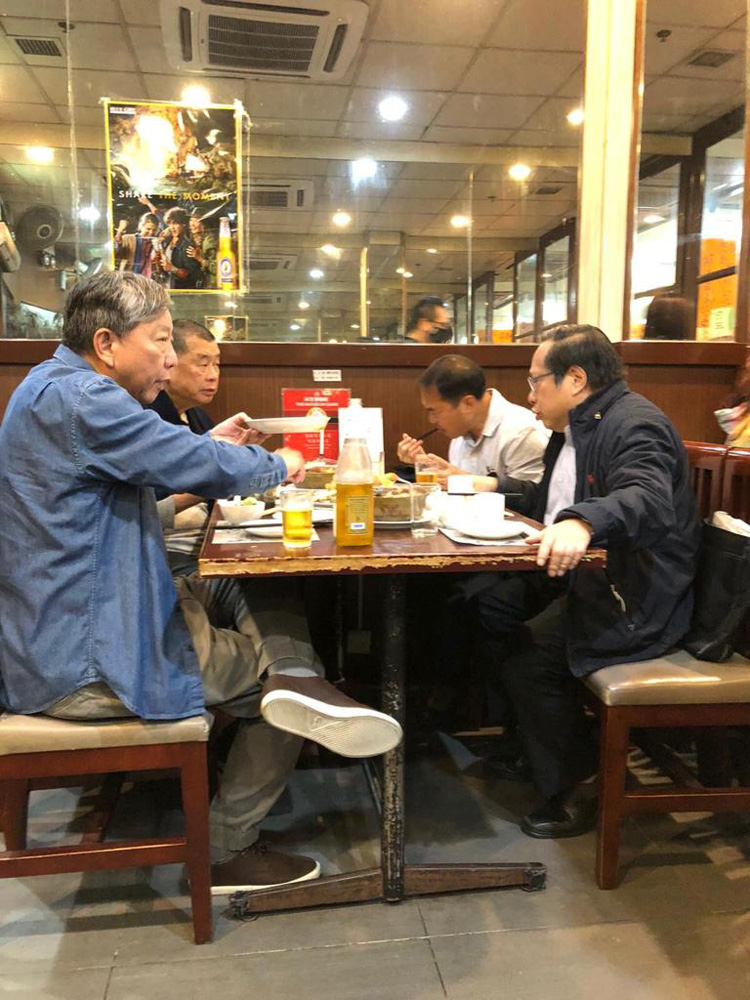 　　圖：昨日傍晚有市民在西環嚐囍煲仔小菜內目擊黎智英、李卓人、何俊仁及李永達四人同枱食飯\網上圖片